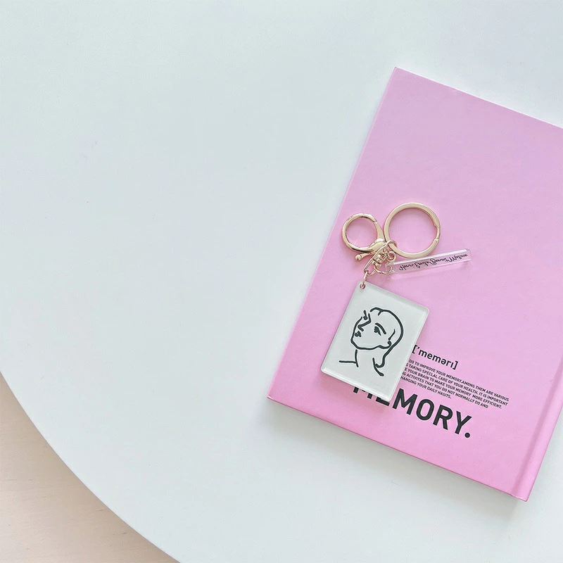 アンリ・マティスが線画のみで描いた女性画をモチーフにした鏡付きバッグチャーム