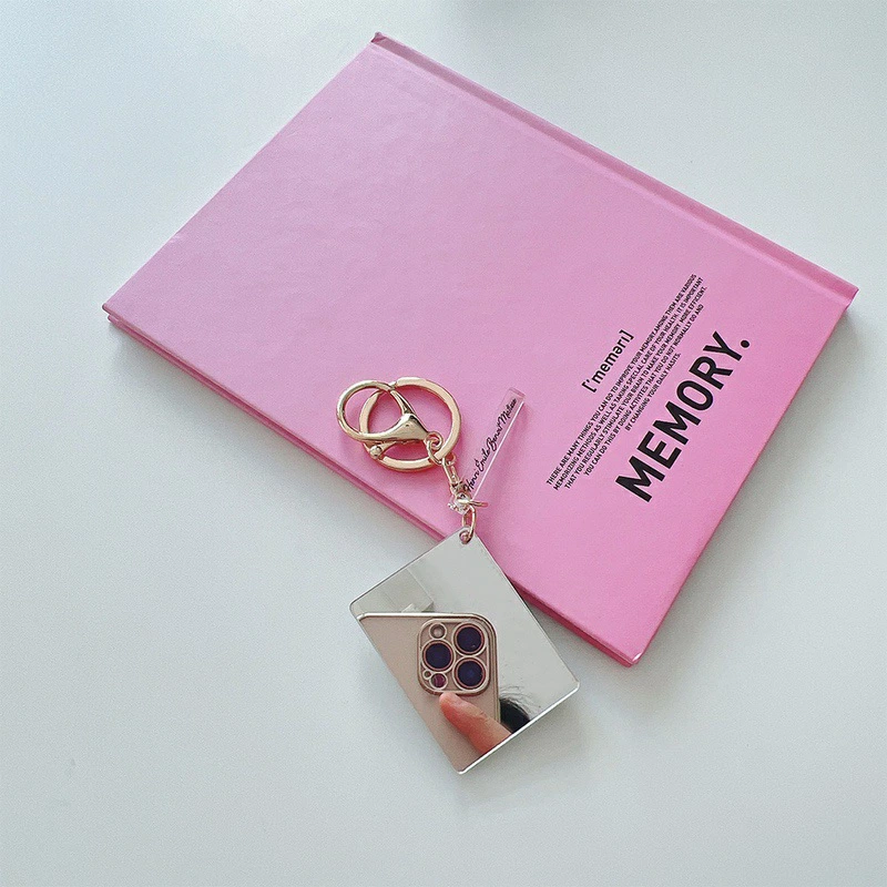 便利な鏡付きで、いつでも身だしなみチェック