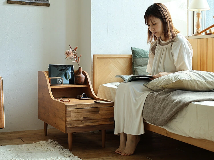 サイドテーブル＜Agru＞は凸凹に配置したアカシア無垢材を使用した前板の与える強い印象