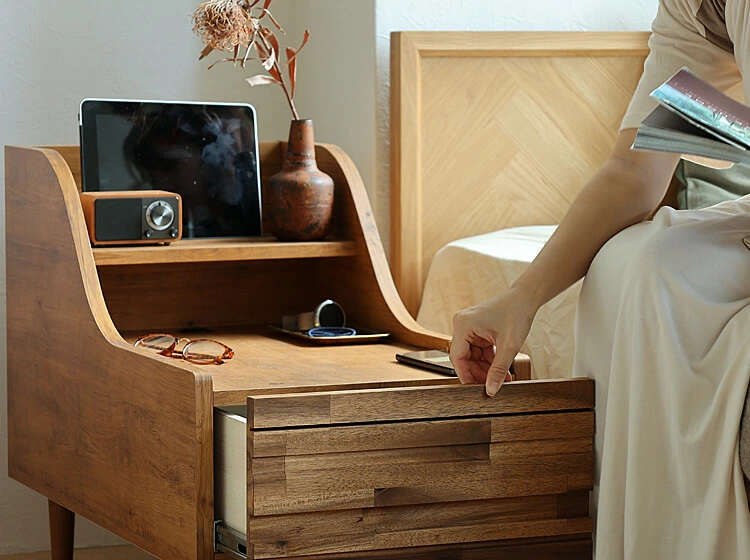 ベッド周りで「あったらいいな」と思う機能が、すべて詰められており、例えば引出し収納が付いている