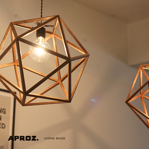 無垢材を組み合わせて12面体で作られた木製フレームのみの1灯ペンダントライト＜APROZ：CONFETTI＞