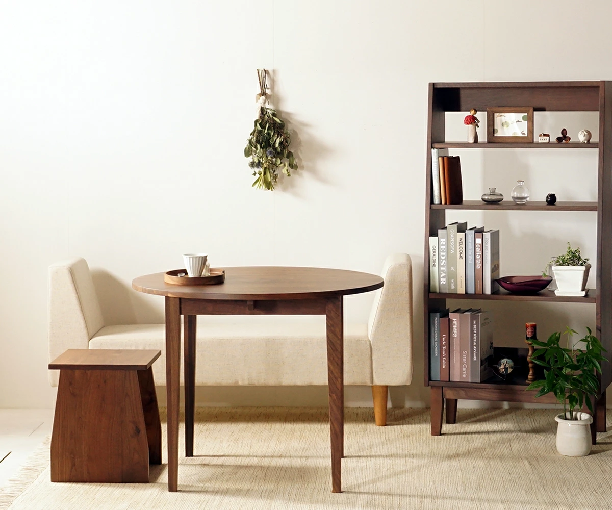ちゃぶ台の足を長くしたかのようなコンパクトな木製の丸テーブル＜No.1 ラウンドテーブル＞