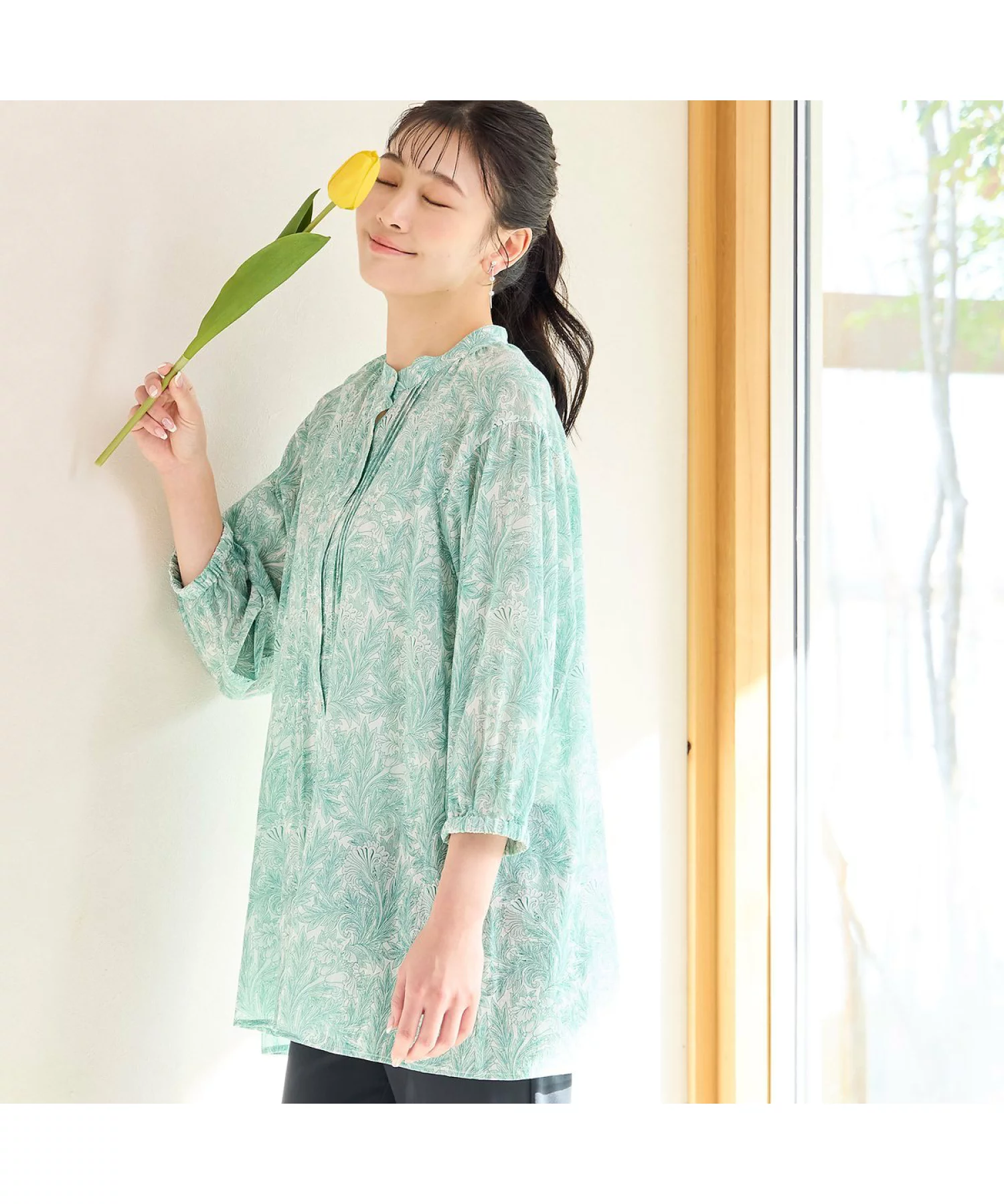 このパフスリーブシャツの大きな魅力は、なんと言ってもウィリアム・モリスのデザインした美しい「チューリップ」パターン柄が爽やかな印象を与えてくれる点にあります。