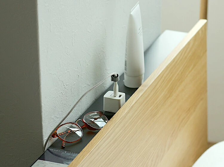 一見、特徴を持たないミニマルスタイルのすのこベッドに見えますが、ヘッドボードには便利な機能が隠されています