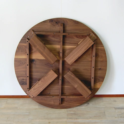 丸いテーブルは角がないので小さなお子さんがいるご家庭でも安心して使えます