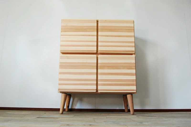 思わず撫でたくなるような優しい無垢の木肌と  角の取れた丸みが印象的な木製キャビネット＜nade 4masu CABINET800＞