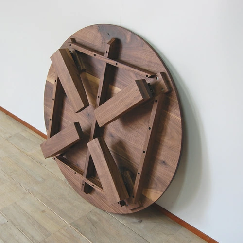 使わない時は脚を折りたたんでソファの下や、ちょっとした隙間にすっきりと収納