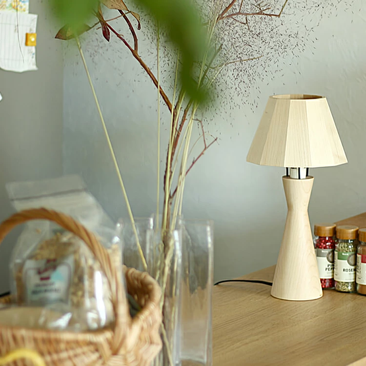 支柱は古代のトーチを思わせる、すらりとしたフォルム