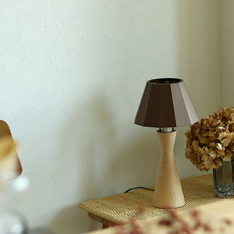 12角形のシェードとトーチ状の支柱の組み合わせがオブジェの様で印象的な木製テーブルランプ＜tipo（ティポ）＞