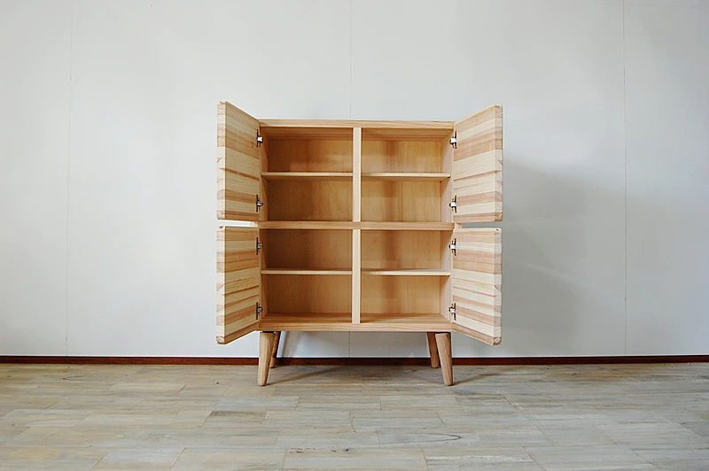 中には、高さ調節可能な棚板が2枚付属しているので収納するものに合わせて自由に棚の高さを変えられます