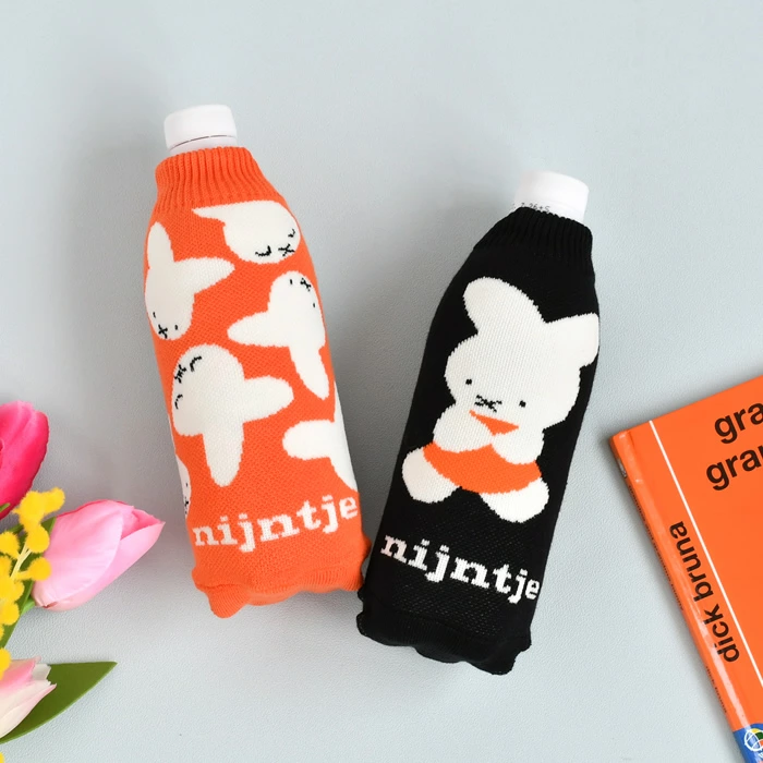 酷暑な日にペットボトルを凍らせて入れても水滴が垂れないのでとても便利