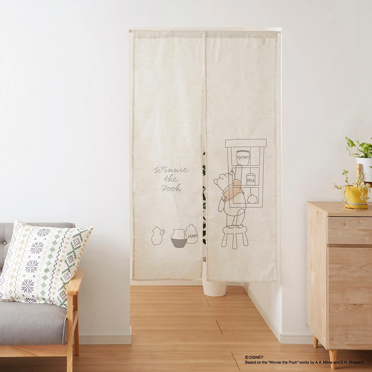 線画で描かれた「くまのプーさん」デザインの透け感あるミニマルスタイルなニトリ製の韓国風のれん