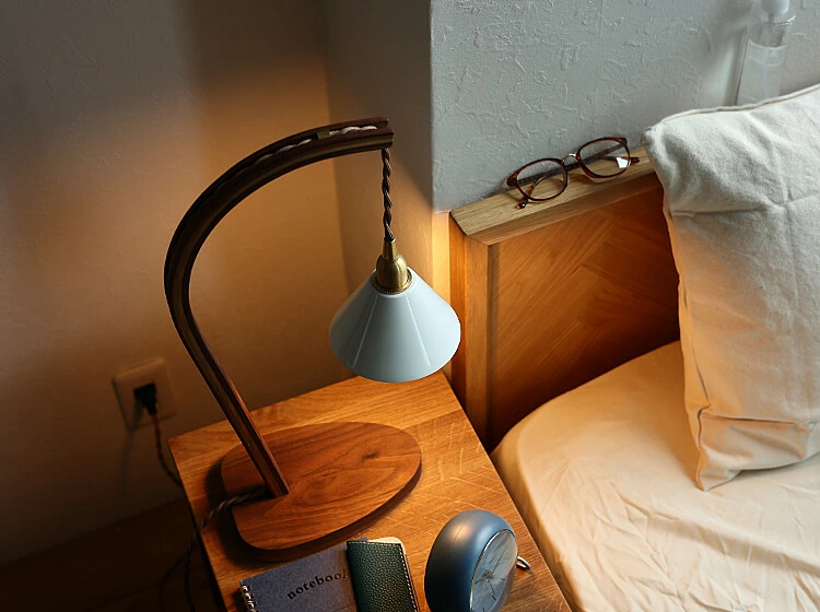 シェードが光を通さないアイアンシェードの特徴を活かし、スポットライトのように下方向を中心に照らすので、読書灯や作業灯としても優秀