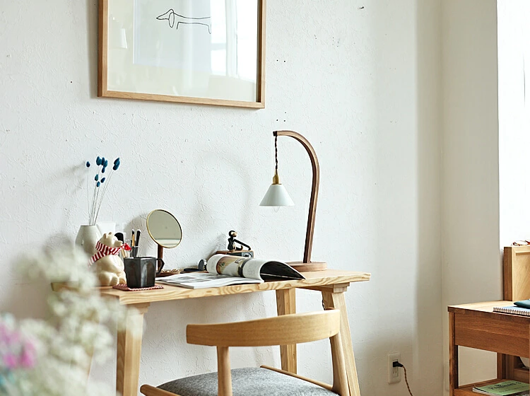 シェードに使われている円錐型のアイアンは、その質量を感じさせる存在感があり、ランプ全体に重厚感とヴィンテージな雰囲気をプラス