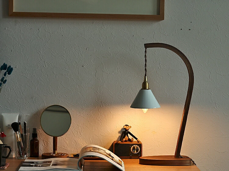 きれいな曲線が目を引く木製アームと円錐型のアイアンシェード、真鍮ソケットの組み合わせが印象的なレトロ感あるテーブルランプ＜Bawa（バウア）＞