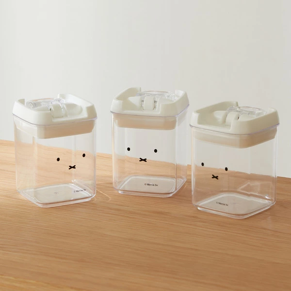 入れるものによってミッフィーの表情が様々な雰囲気を帯びるのも、このデザインの面白さ