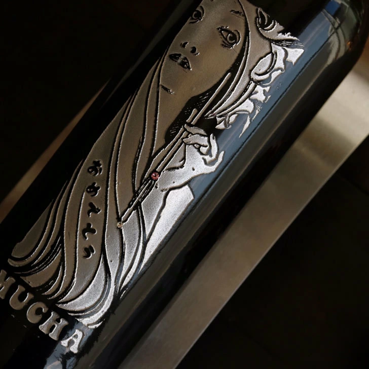 サラ・ベルナールがペンを持つミュシャの「レスタンプ モデルヌの表紙」をエッチング加工した名入れサービス付き記念ワインボトル