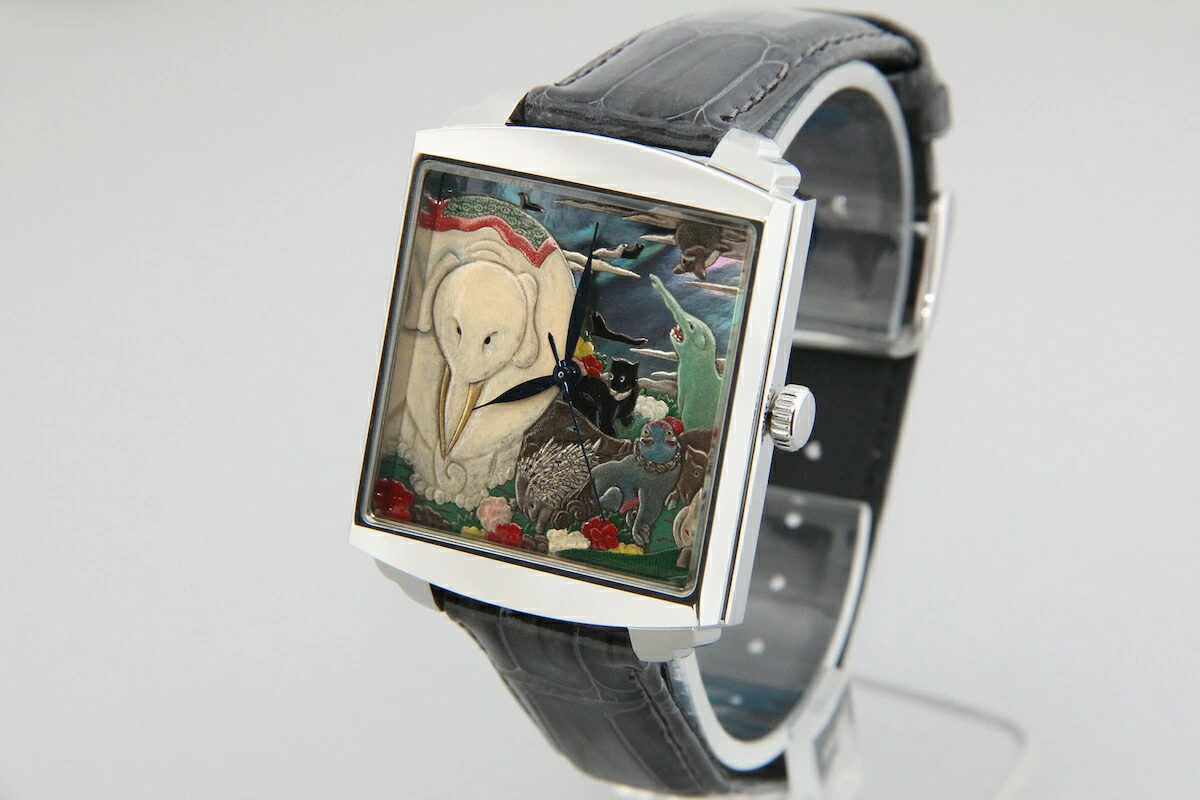 ムーブメントは、日本製高精度自動巻きムーブメントを採用、24石8振動という滑らかな動きと高い精度