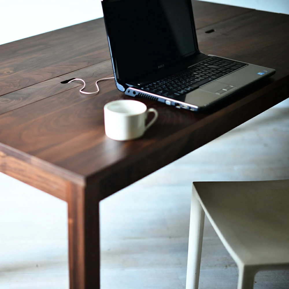 複数人などで一緒に作業できる広さの、配線収納つき大型木製デスク＜Smart Desk＞