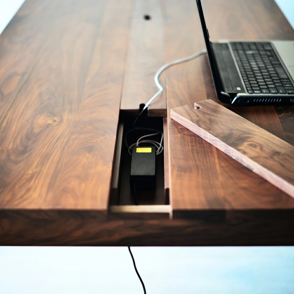 ごちゃつきがちな配線を、スマートに収納