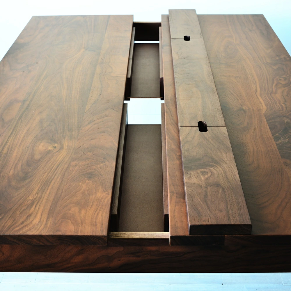 ＜Smart Desk＞ではテーブル中央が開くようになっており、中にACアダプタやマルチタップなどを収納できるようにデザイン