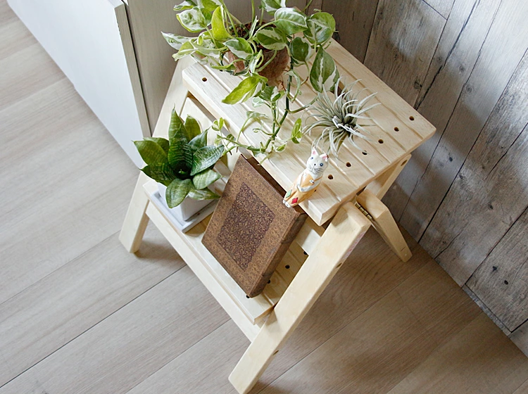 折りたたんでコンパクトにもなり、片手でスッと持ち運べる汎用的でオシャレで使いやすい木製3段ステップチェアー＜Stepy（ステッピー）＞