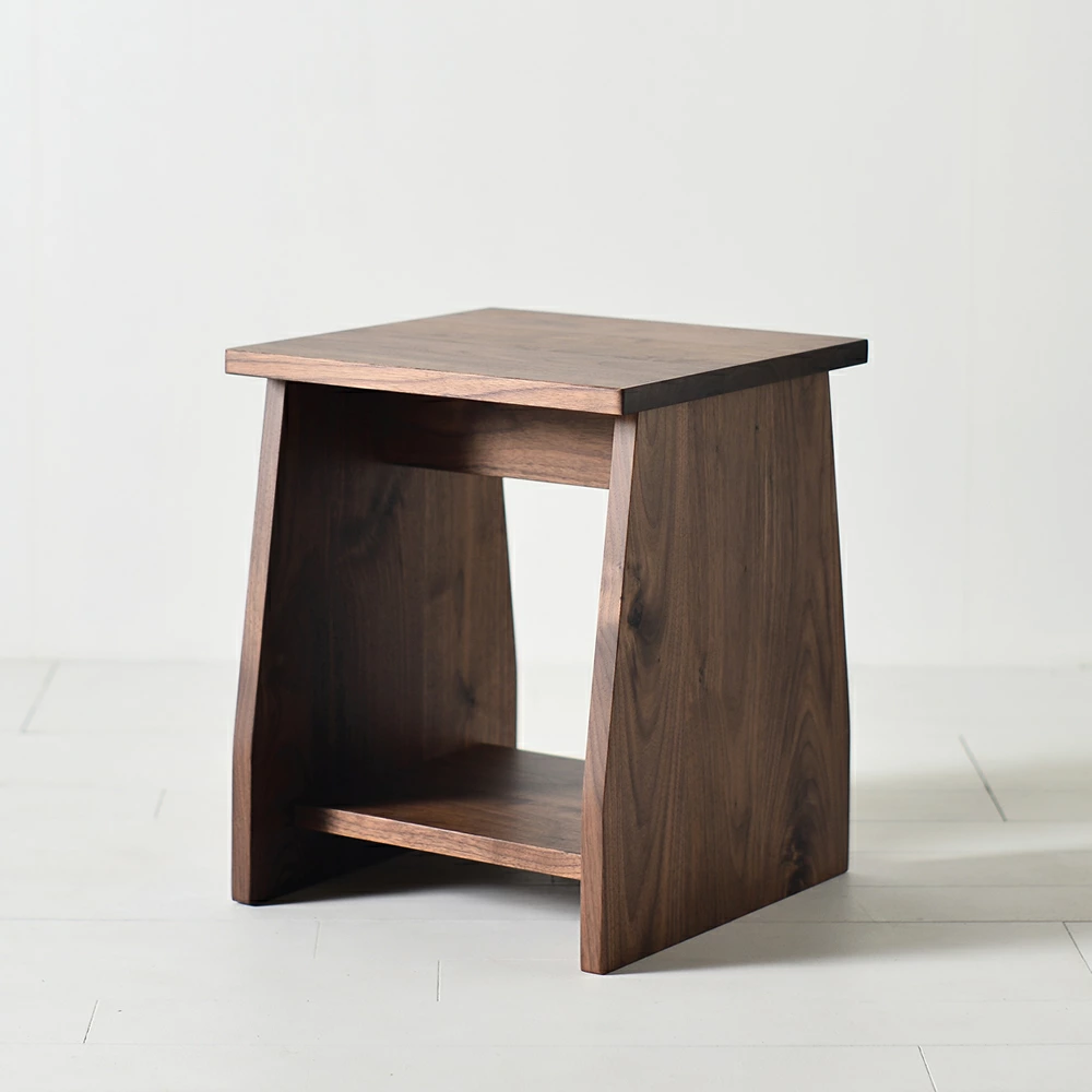 シンプル構造の無垢材シェルフスツール