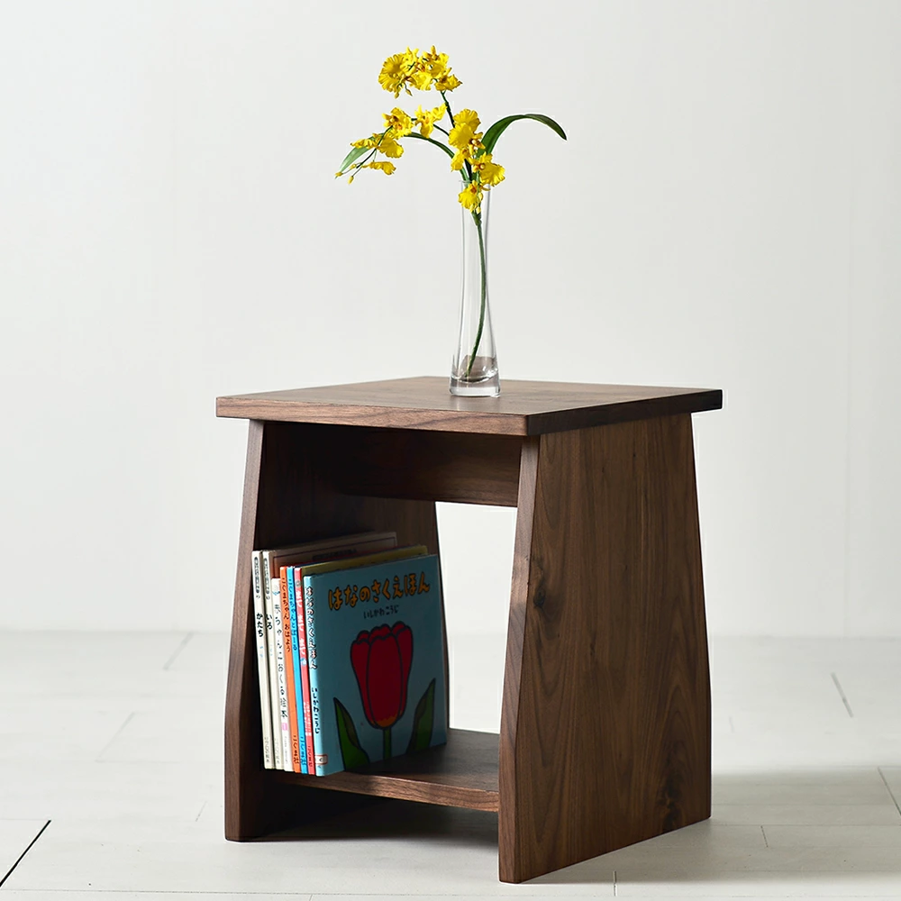 文庫本や小物などを収納できる