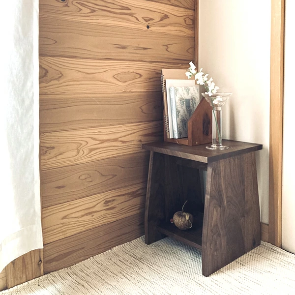 脚の強度を高めるパーツを棚としても使えるようにしたシンプルな構造の無垢材シェルフスツール