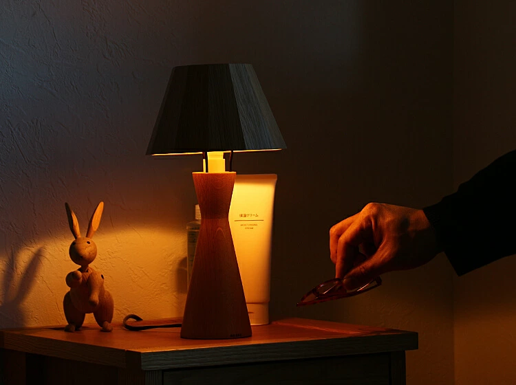 ＜tipo＞の灯りをつけたとき、温かみのある天然木を使用したシェードからこぼれ出る柔らかな光は、目に優しく、見ているだけでも心が安らぎます。