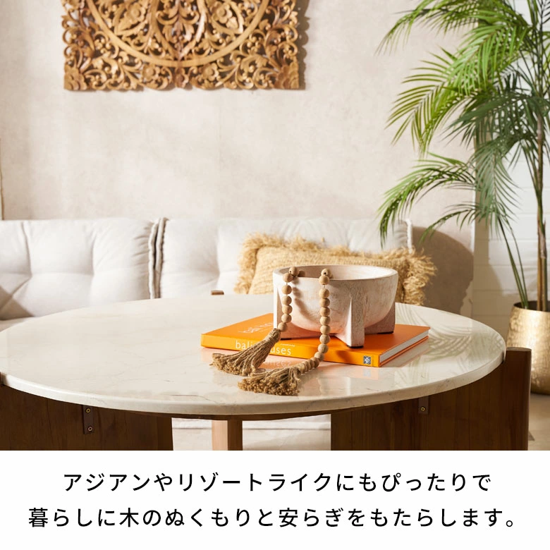 天然木の温かみを残しつつも白く洗練された色合い