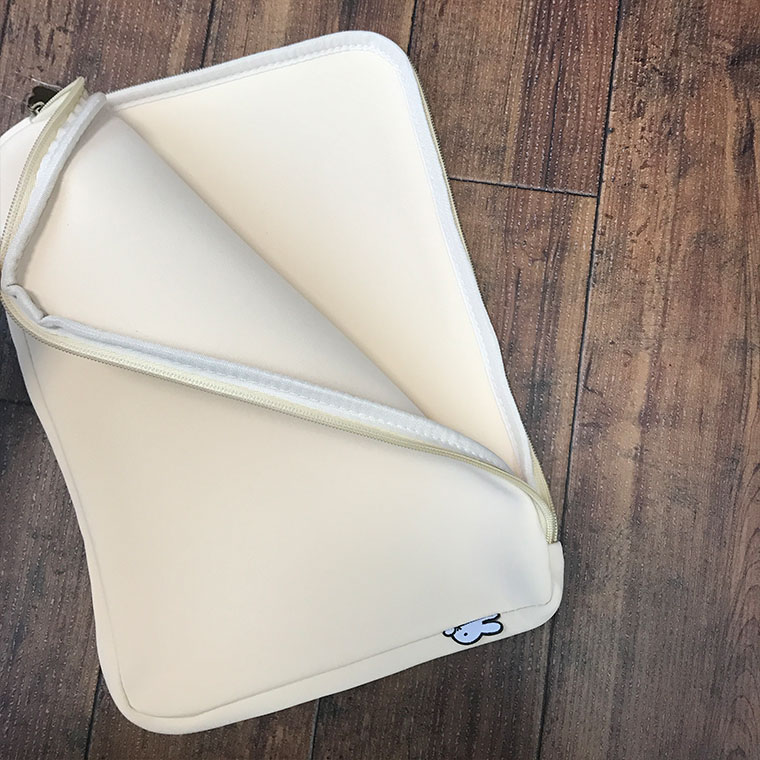 使いやすさを追求。大きく開くL字型ファスナー。