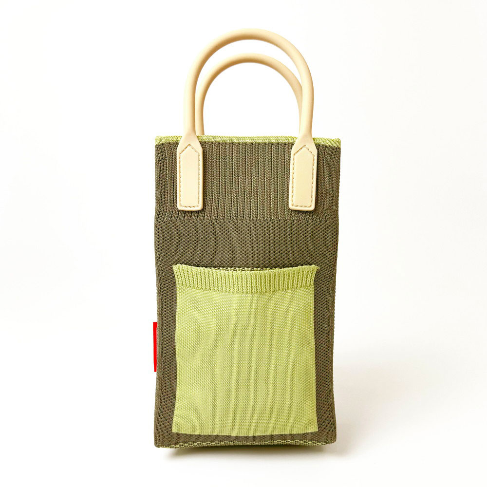 現代の必需品であるスマホがぴったり収納でき、出し入れがしやすくて便利