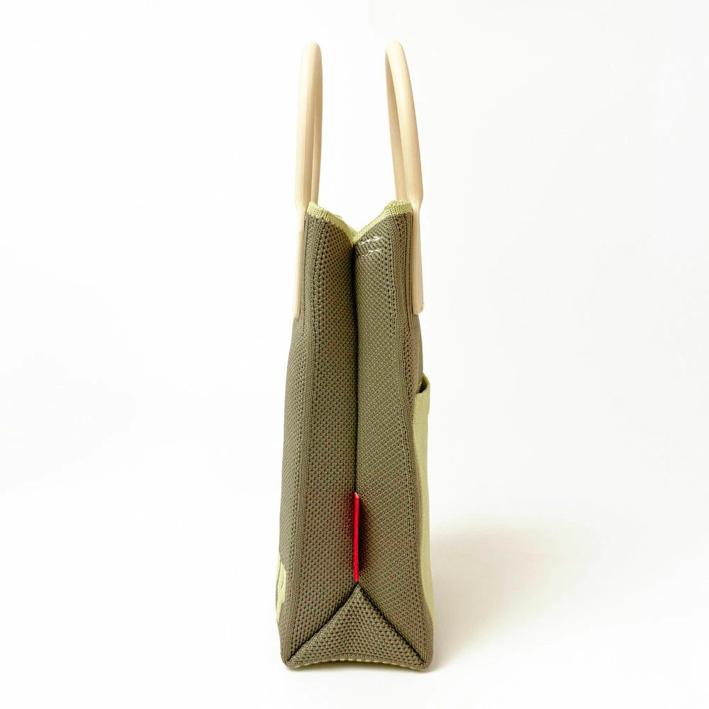 ROOTOTEのバッグは見た目の小さいながらも必要なものはしっかり収納できる