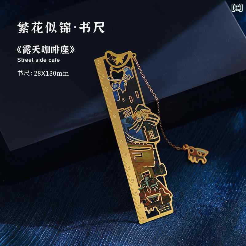 絵画の繊細なディテールや、流れるような曲線を金属の表面に穴を開けていく透かし彫りという手法でオマージュ