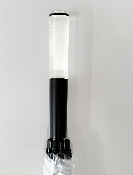 この傘は、洗練さを際立たせるクリア透明の直線型手元が特徴的