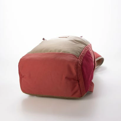 軽さと軽撥水。タフな素材が叶える快適な外出。