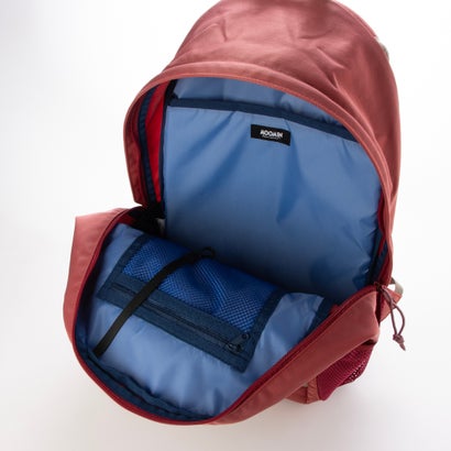 フロントと背面、内装にそれぞれポケットが配置されており、小物類の収納も便利