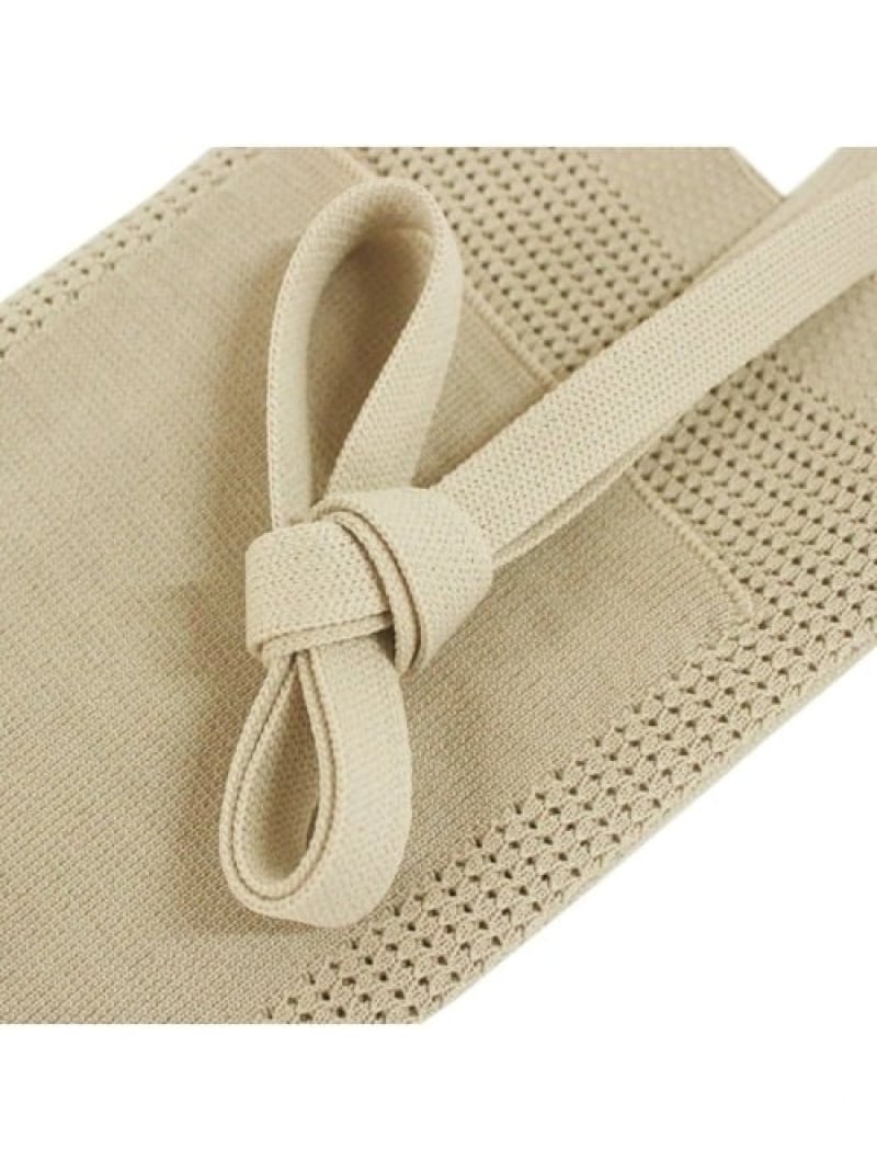 このサコッシュはギュッと目の詰まったニット素材を使用している