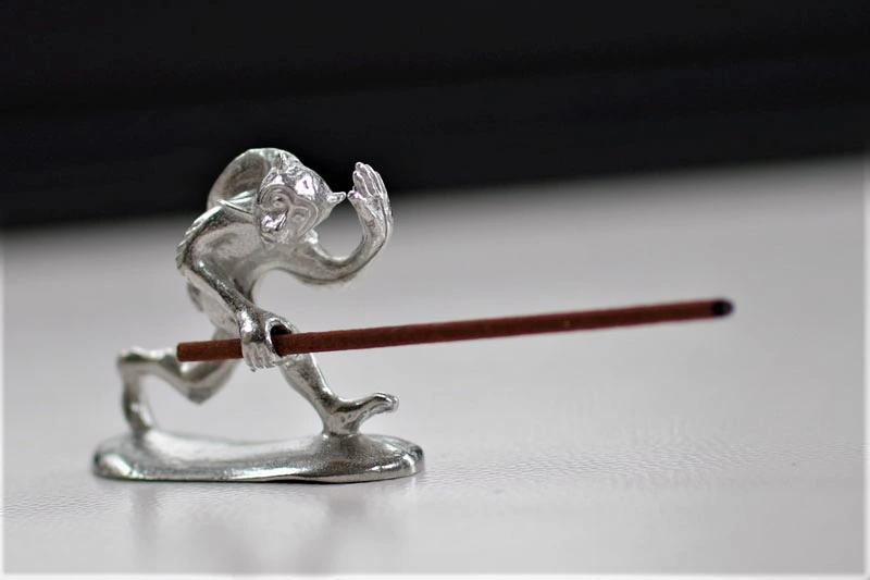 主役はお香を立てて使うことですが、この鳥獣戯画に登場する動物を象った香立は、それ以外の用途でも楽しむことができます。