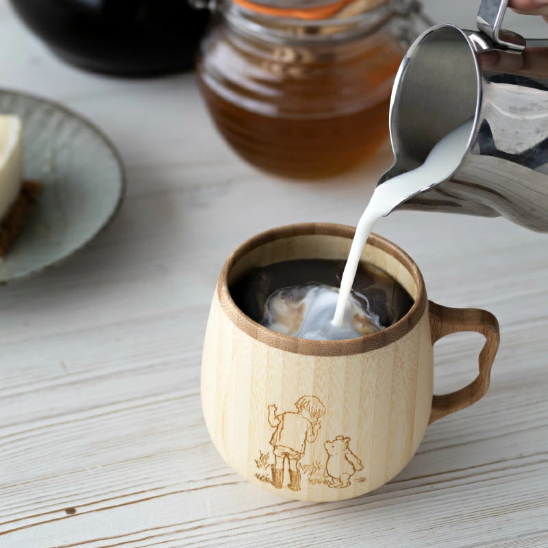 RIVERETのマグカップのうら面の英文にはプーさんが語った心温まる友情の言葉が刻まれています。