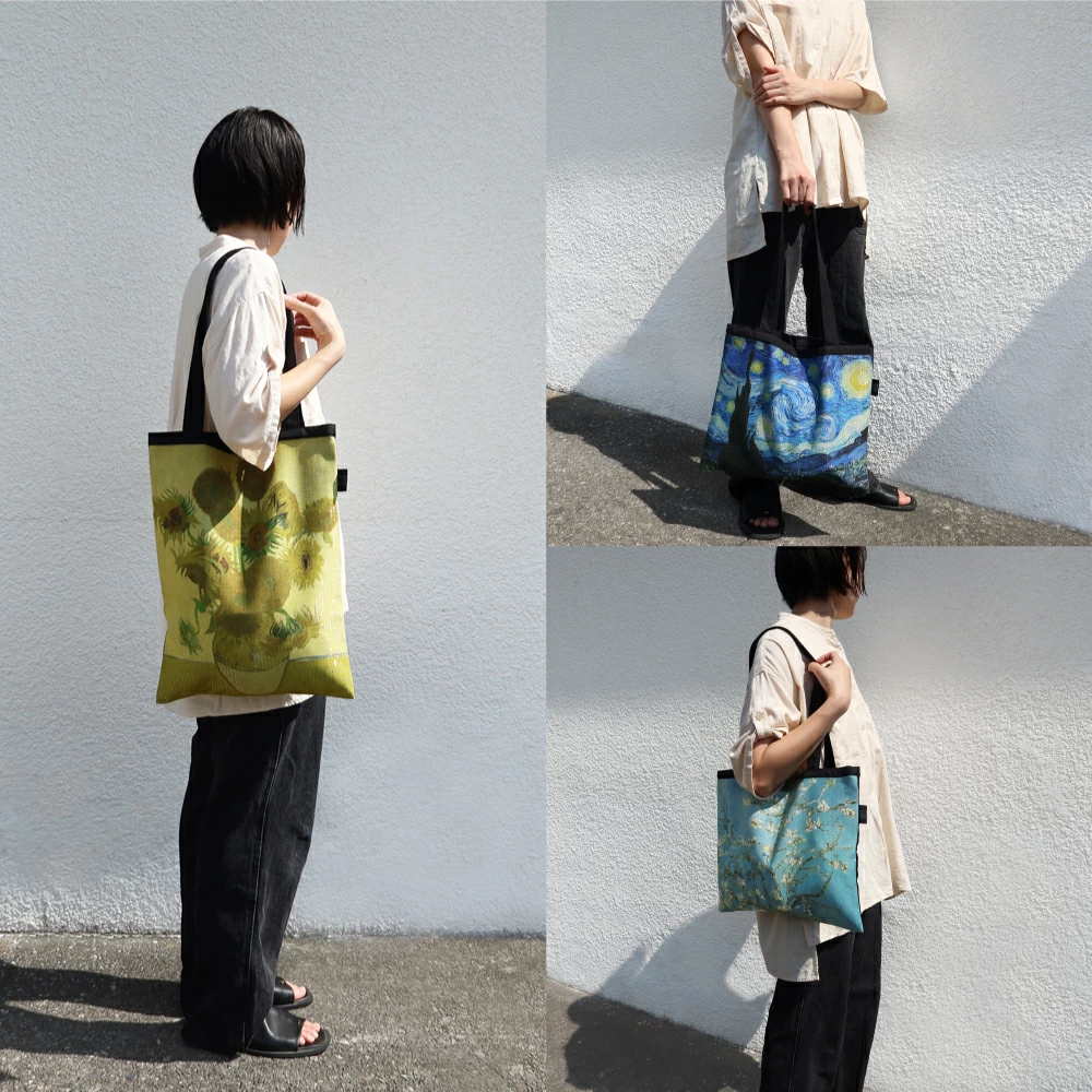 ラメニット「TRICOLUM」生地のさざ波のような光沢によって、トートバッグに生き生きと表現