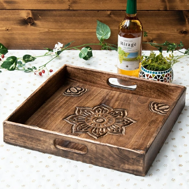 マンゴーウッドの風合いと優しい手彫りのハンドメイドなスクエアウッドトレイ