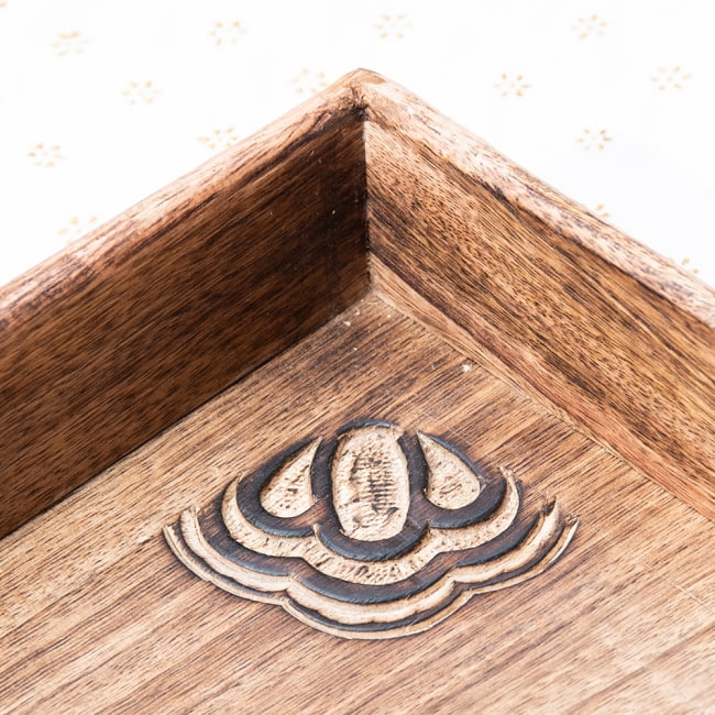 手仕事の温もりと確かな技術。職人による彫り模様。