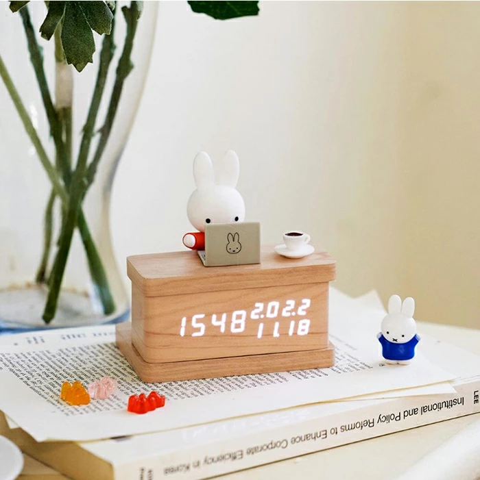 ミッフィーがデスクでPC作業をしているユニークなデザインの時計+カレンダー+アラーム機能が備わったLED万年カレンダー