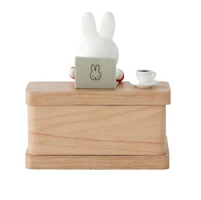 ミッフィーの愛らしいモチーフとデジタル表示を組み合わせたユニークで斬新なデザイン