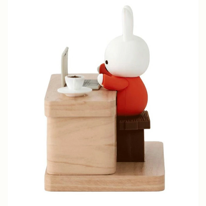 ユニークなデザイン！ミッフィーと木目調デジタルの融合