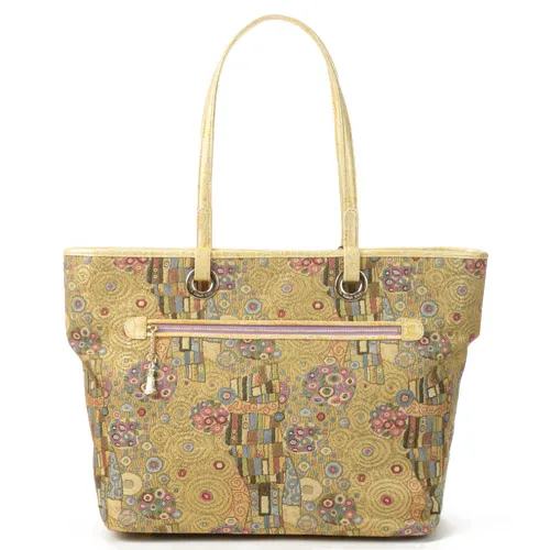 大容量と収納力。デイリーユースにぴったりの設計。