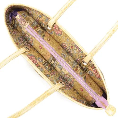 エレガントな仕立て。機能的なハンドルと開口部。