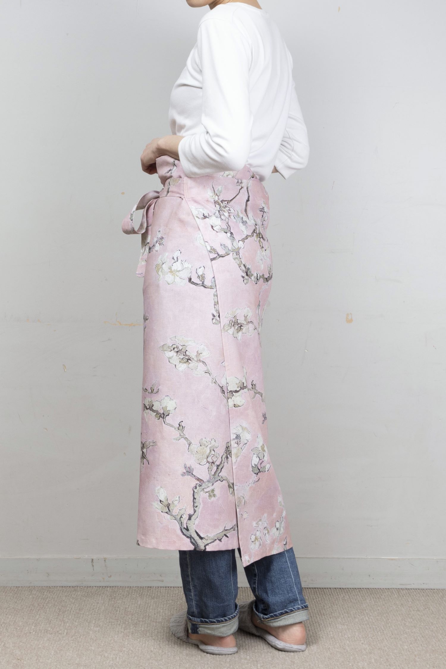 ゴッホの「花咲くアーモンドの木の枝」を淡いピンクカラーでデザインに落とし込んだ腰巻タイプのAXELJAPANのロングエプロン